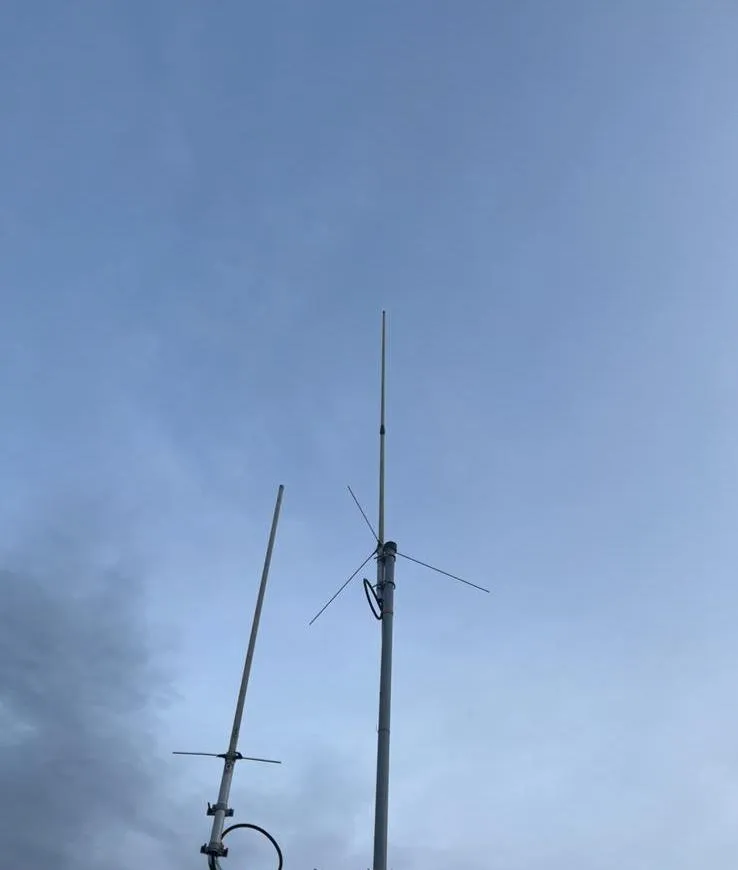 Antenas de radio instaladas sobre mástil al aire libre