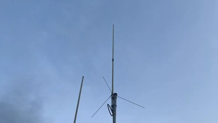 Instalación de antena de radio sobre mástil