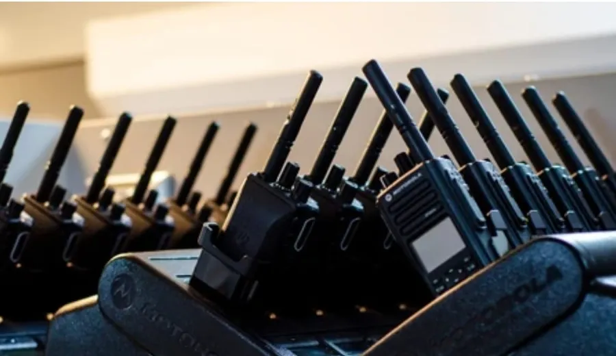 Flota de walkie-talkies profesionales en su base de carga