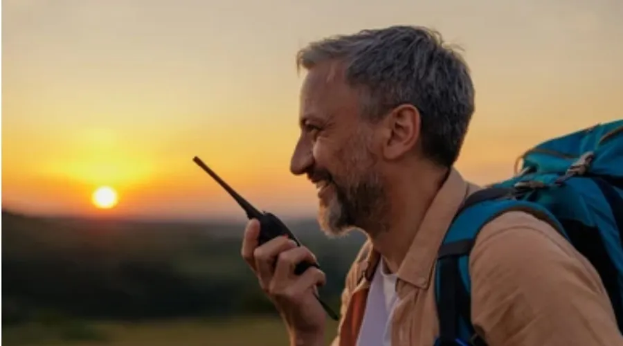 Uso de walkie-talkie en una ruta de montaña donde no hay cobertura móvil